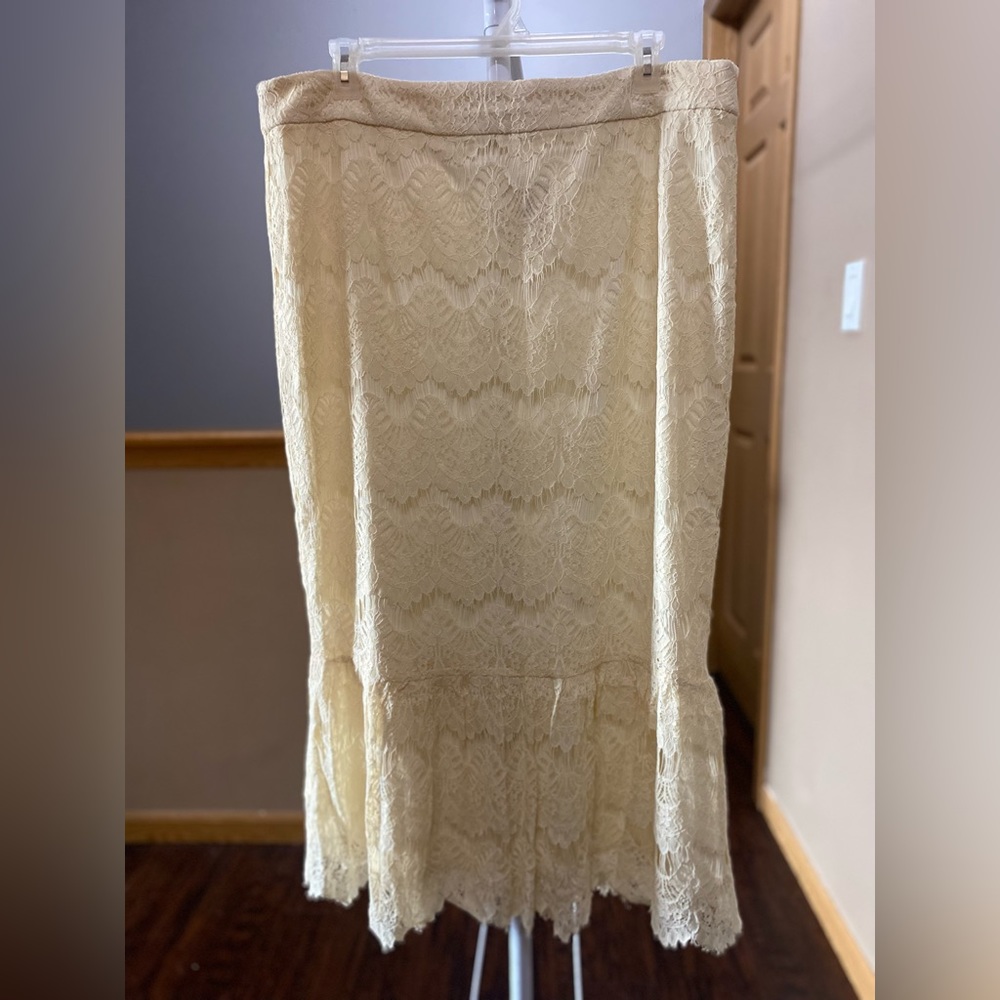 Dainty Jewell’s cream lace skirt